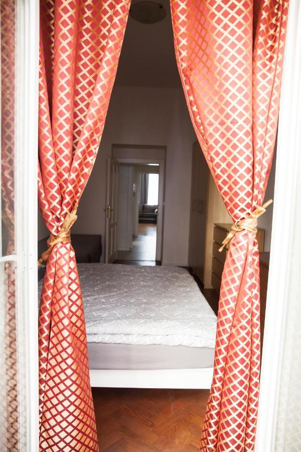 2B Pechackova Family Apartment With Balcony By The River Πράγα Εξωτερικό φωτογραφία