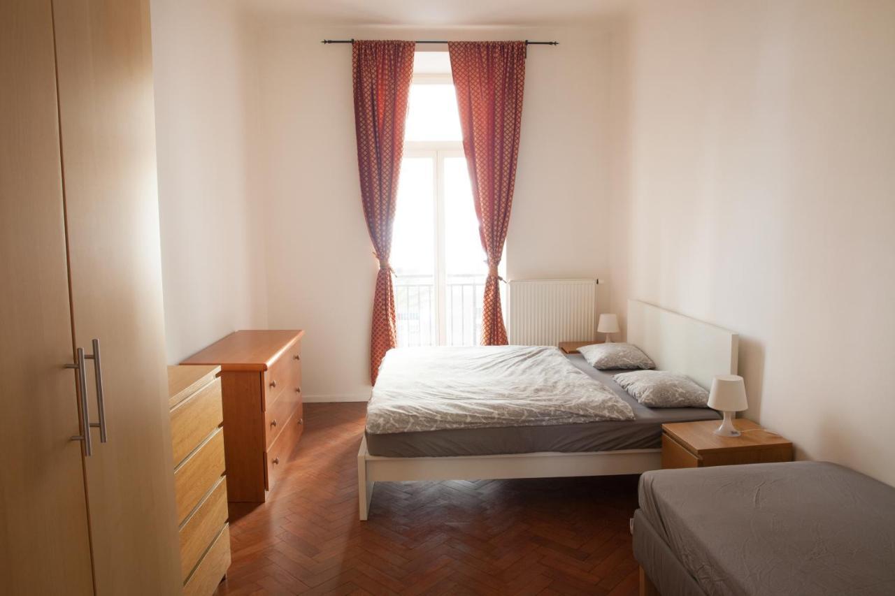 2B Pechackova Family Apartment With Balcony By The River Πράγα Εξωτερικό φωτογραφία