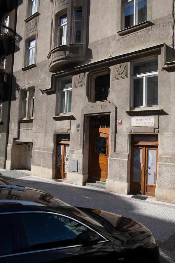 2B Pechackova Family Apartment With Balcony By The River Πράγα Εξωτερικό φωτογραφία