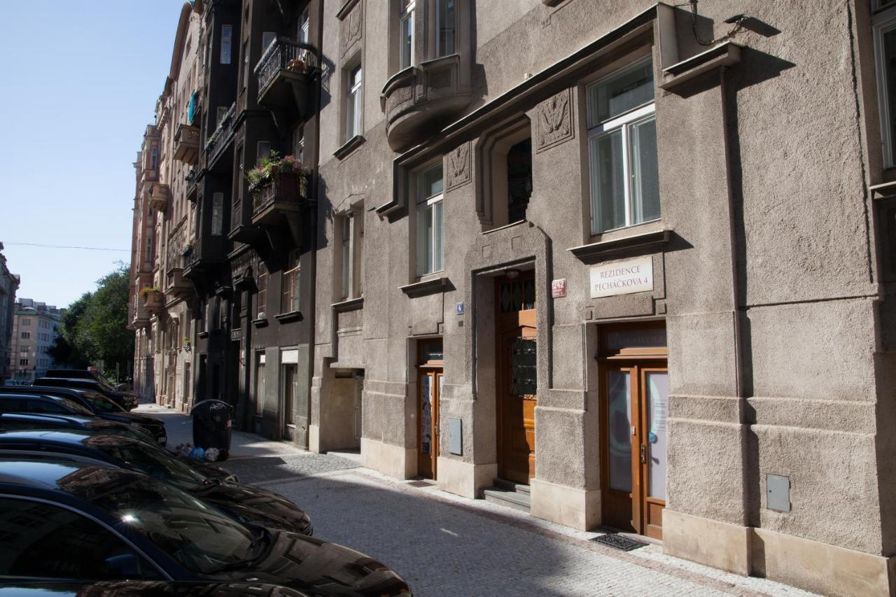 2B Pechackova Family Apartment With Balcony By The River Πράγα Εξωτερικό φωτογραφία