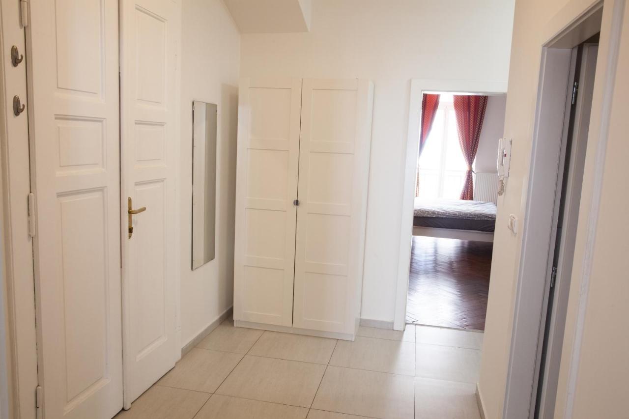 2B Pechackova Family Apartment With Balcony By The River Πράγα Εξωτερικό φωτογραφία