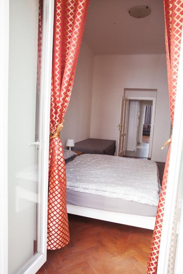 2B Pechackova Family Apartment With Balcony By The River Πράγα Εξωτερικό φωτογραφία