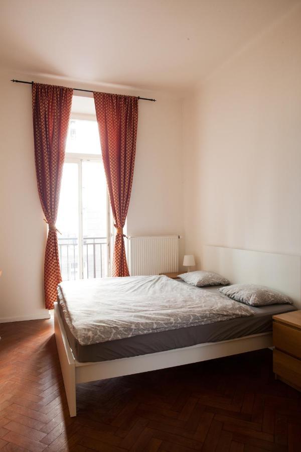 2B Pechackova Family Apartment With Balcony By The River Πράγα Εξωτερικό φωτογραφία