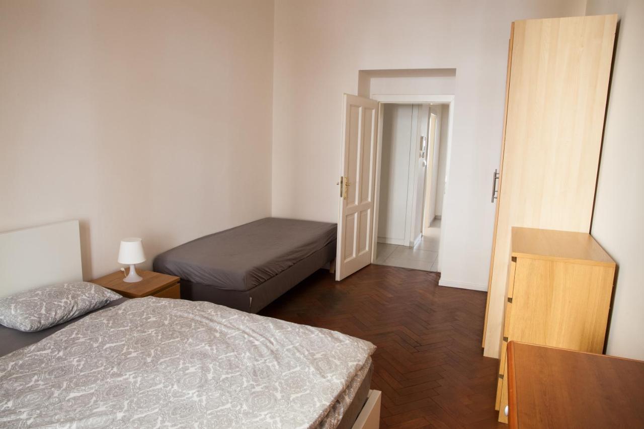 2B Pechackova Family Apartment With Balcony By The River Πράγα Εξωτερικό φωτογραφία